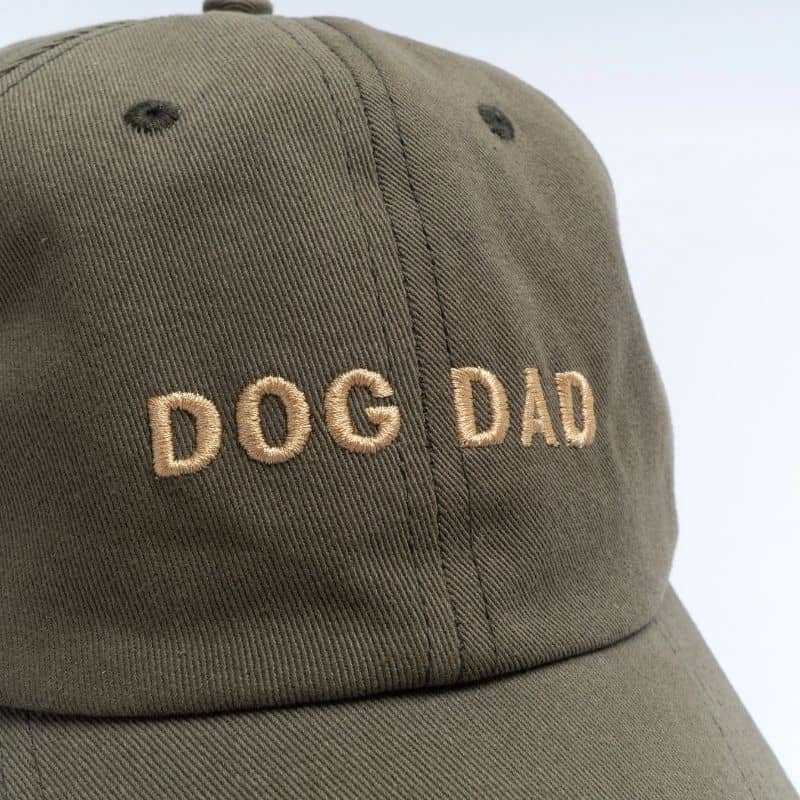 Détail broderie de la casquette Dog Dad de Lucy and Cp