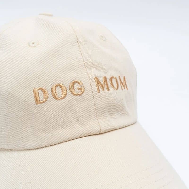 Détail broderie casquette dog mom Lucy & Co