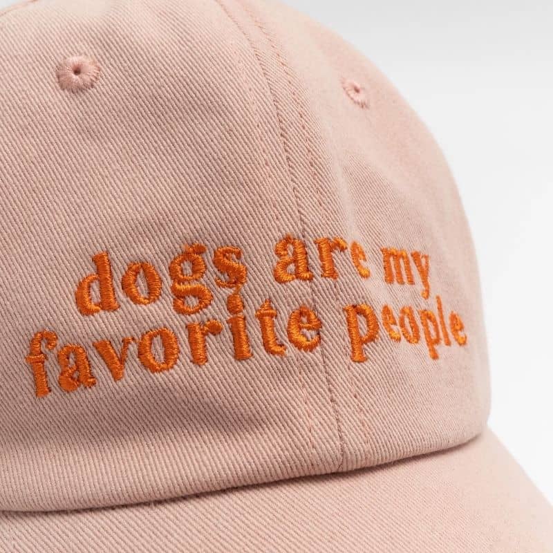Broderie "Dogs are my favorite people" sur casquette Lucy & Co  Modifier le texte alternatif
