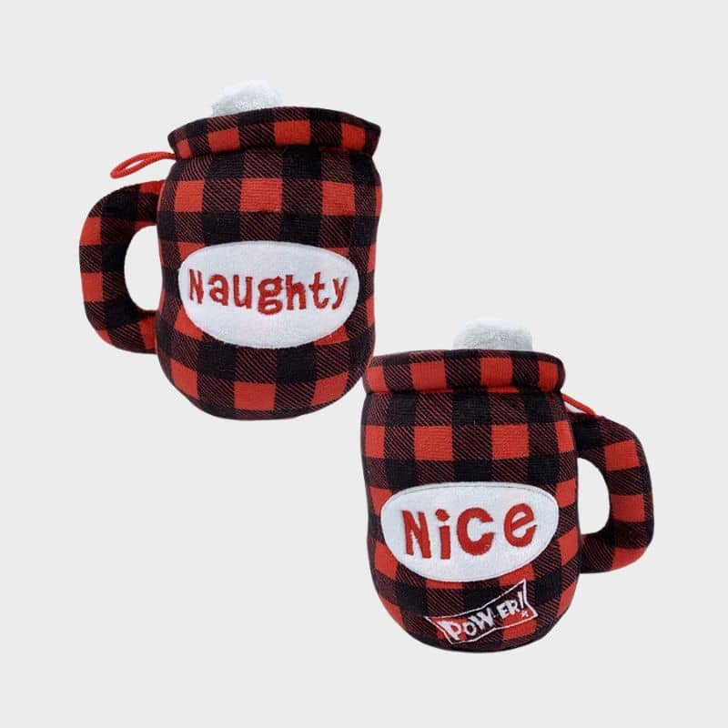 peluche de Noel pour chien Lulubelles en forme de mug réversible avec écrit naughty ou nice écrit et chamallow sur le dessus 