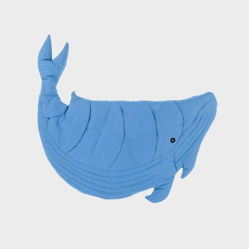 tapis de fouille et d'occupation matelassé en matière écologique en forme de baleine bleue de la marque paikka idéal pour occuper et stimuler le chien grâce à la recherche de friandises faisant travailler son flair. peut également être utilisé comme matelas d'appoint