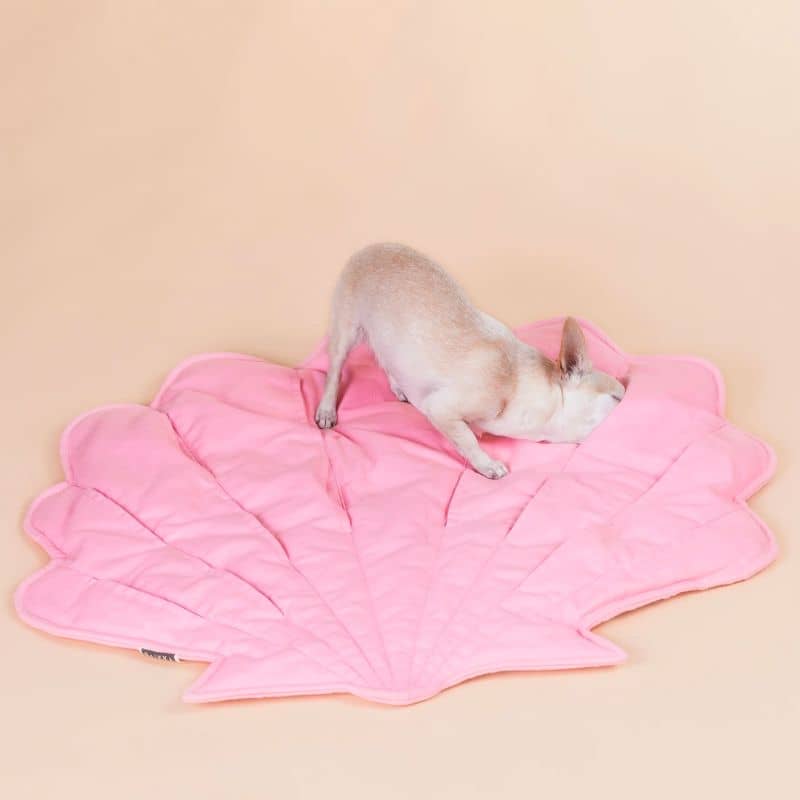 tapis de fouille et d'occupation matelassé en matière écologique en forme de coquillage rose de la marque paikka idéal pour occuper et stimuler le chien grâce à la recherche de friandises faisant travailler son flair. peut également être utilisé comme matelas d'appoint