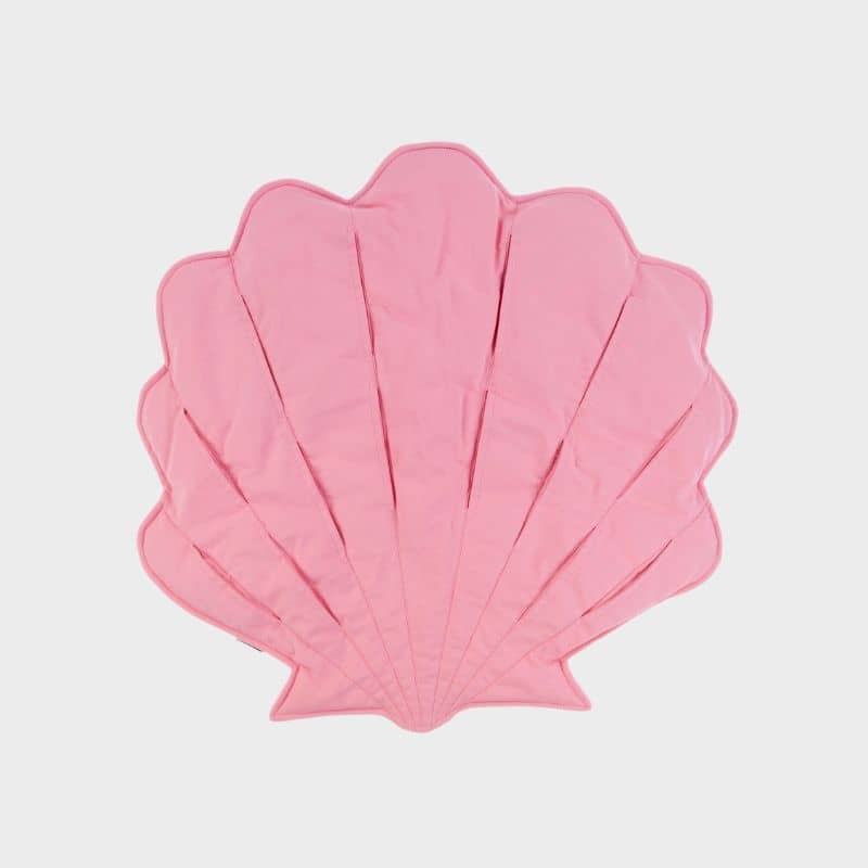 tapis de fouille et d'occupation matelassé en matière écologique en forme de coquillage rose de la marque paikka idéal pour occuper et stimuler le chien grâce à la recherche de friandises faisant travailler son flair. peut également être utilisé comme matelas d'appoint