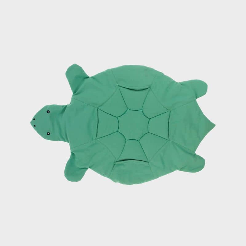 tapis de fouille et d'occupation matelassé en matière écologique en forme de tortue verte de la marque paikka idéal pour occuper et stimuler le chien grâce à la recherche de friandises faisant travailler son flair. peut également être utilisé comme matelas d'appoint