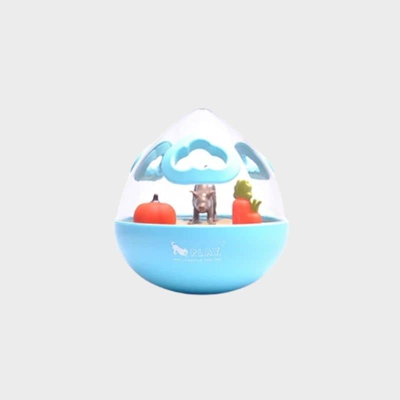 Le Wobble Ball™ bleu P.L.A.Y est un jouet d’occupation interactif qui distribue des croquettes ou des récompenses