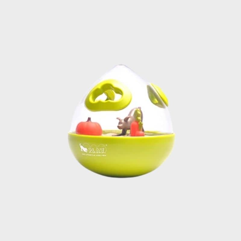 Le Wobble Ball™ vert P.L.A.Y est un jouet d’occupation interactif qui distribue des croquettes ou des récompenses