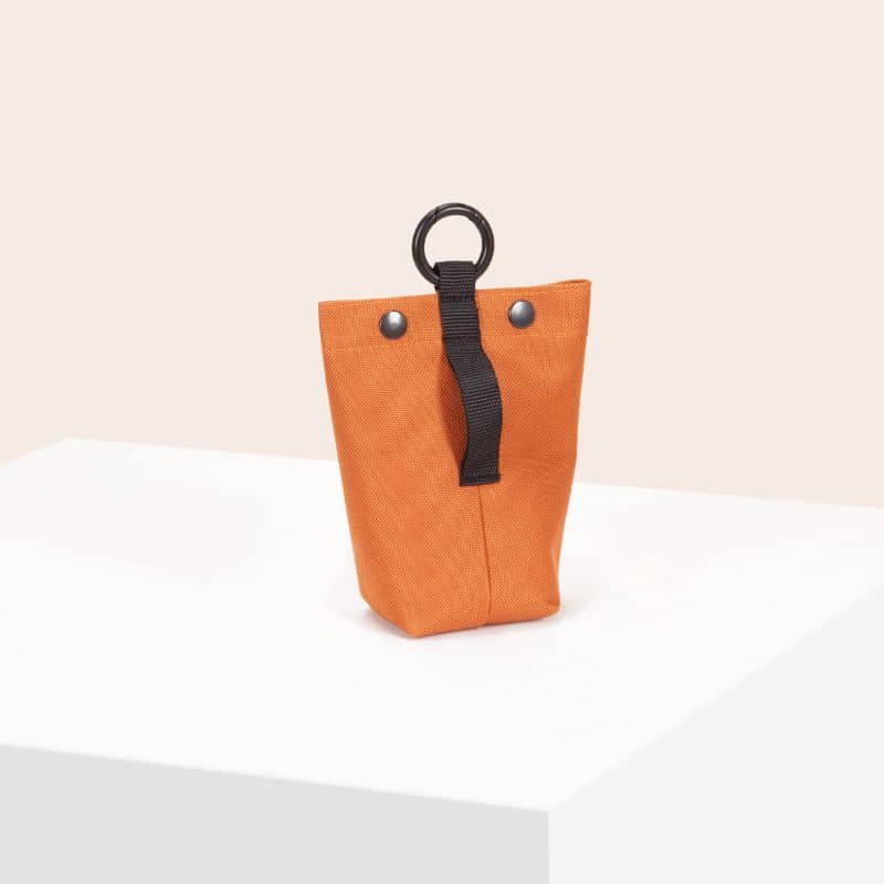 Détail du dos de la pochette à friandises pour chien en orange