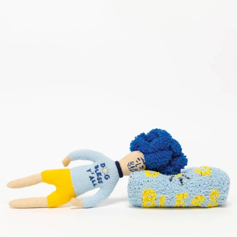jouet d'occupation pour chien peluche de flair avec cachettes à friandises en forme d'humain aux cheveux bleus The Furryfolks