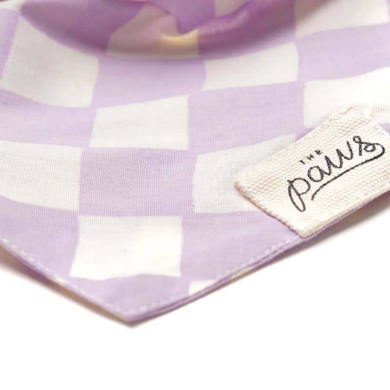 Détail bandana pour chien artisanal checkmate violet pastel