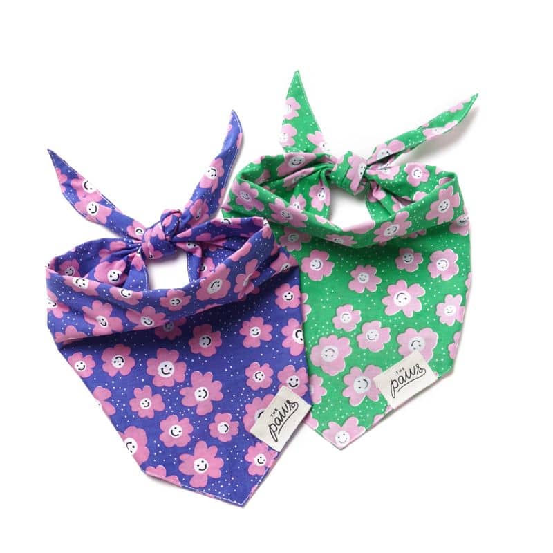 Bandana pour chien fleurs vert et mauve de THE PAWS - fait à la main