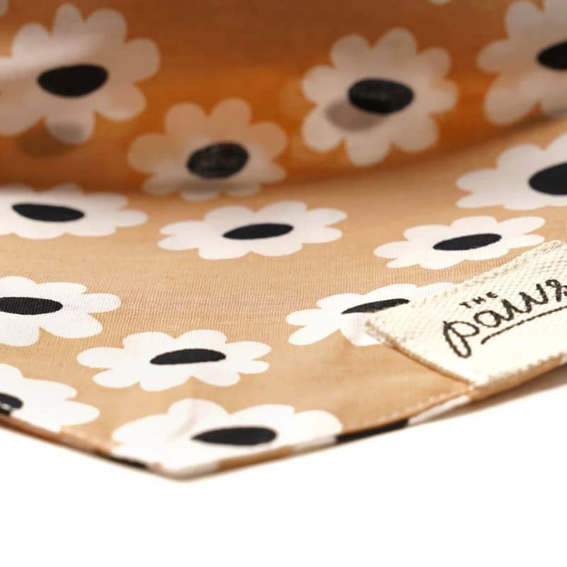 Détail bandana pour chien avec fleurs