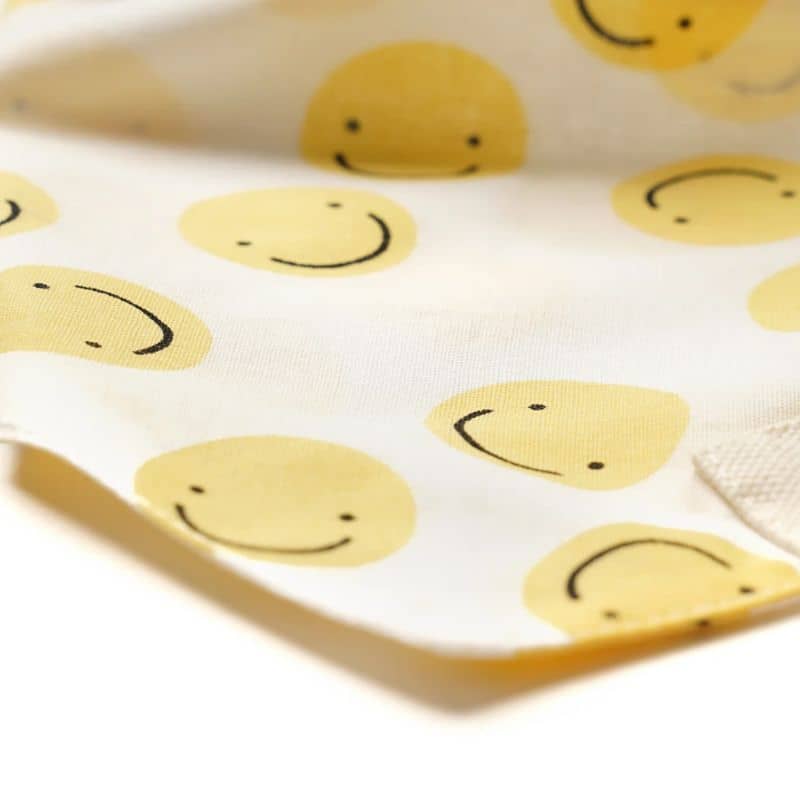 Détail bandana pour chien en coton fait à la main motif smiley Elsie