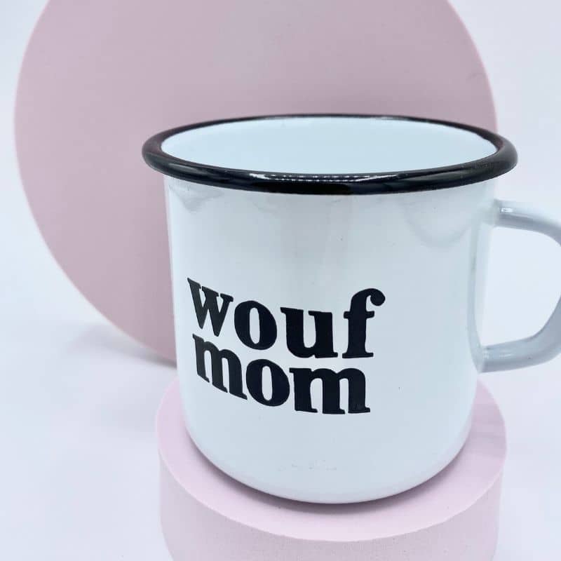 MUG EMAILLÉ GRAVÉ WOUF MOM - BLANC