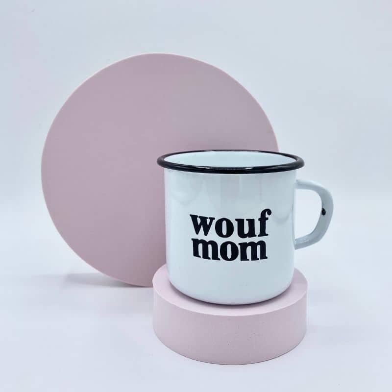 MUG EMAILLÉ GRAVÉ WOUF MOM - BLANC