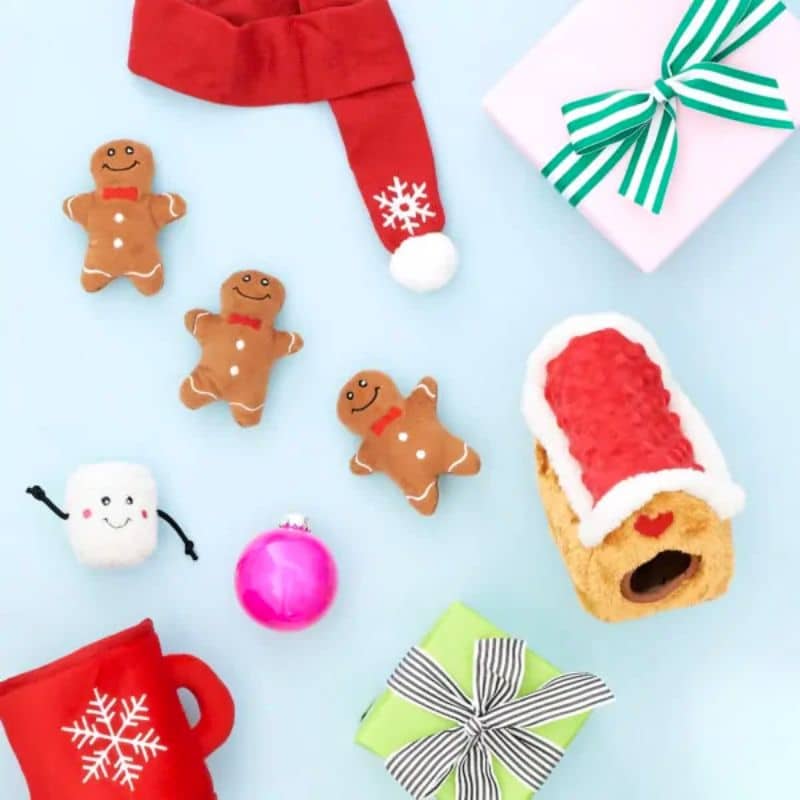 jouet de noel pour chien peluche à cachette pour développer le flair Zippypaws en forme de maison en pain d'épices et 3 petits bonhommes gingerbread 